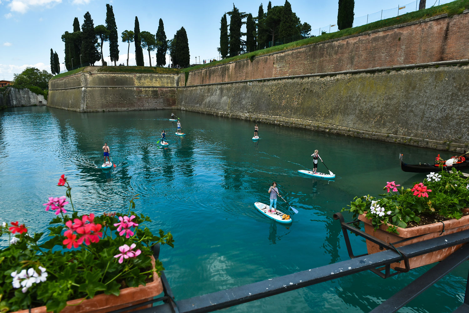 SUP cruise in the center of the old town of Peschiera del Garda
