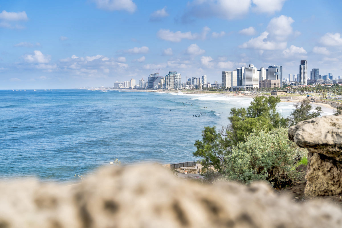 Прекрасная береговая линия Тель Авива, белоснежные пляжи и Средиземное море